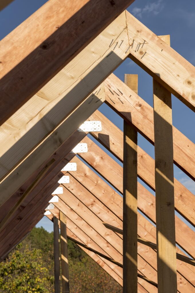 Charpente bois neuve vue d'en bas, construction à Montpellier — FH Couverture