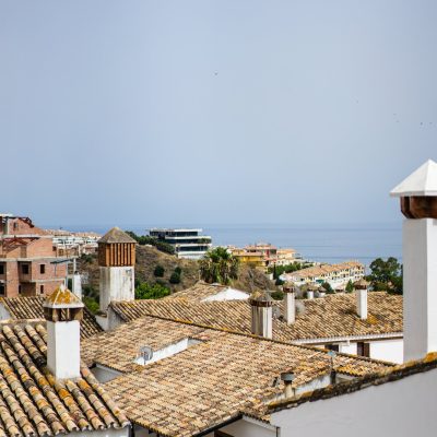 FH Couverture est intervenu sur ce chantier de rénovation de toiture composée de tuiles canal traditionnelles, caractéristiques de l'architecture méditerranéenne.