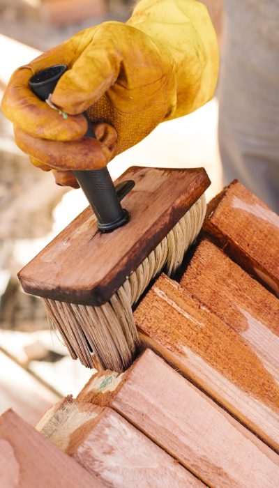 FH Couverture intervient ici sur le traitement et la protection de pièces de charpente en bois, une étape essentielle avant la mise en œuvre d'une couverture durable.