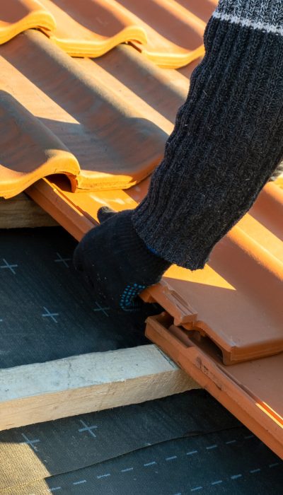 Pose de tuiles en terre cuite lors d'une rénovation de toiture à Montpellier — FH Couverture