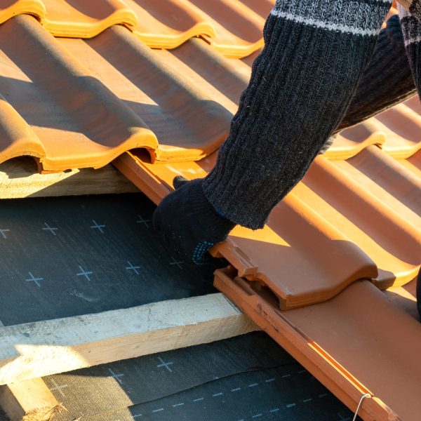 Pose de tuiles en terre cuite lors d'une rénovation de toiture à Montpellier — FH Couverture