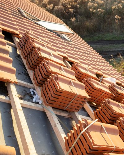 Tuiles en terre cuite sur chantier de rénovation à Montpellier — FH Couverture